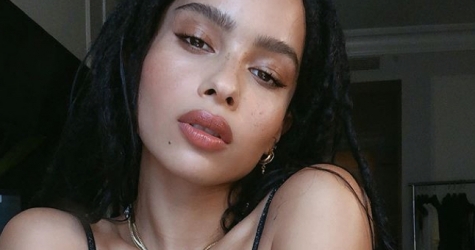 Зои Кравиц анонсировала старт продаж нюдовой помады из коллаборации с YSL Beauty