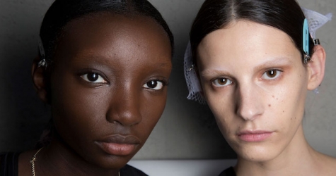 Как повторить макияж с обесцвеченными бровями с показа Prada