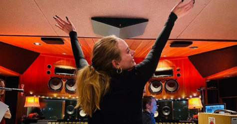 На Okko можно посмотреть запись секретного концерта Адель