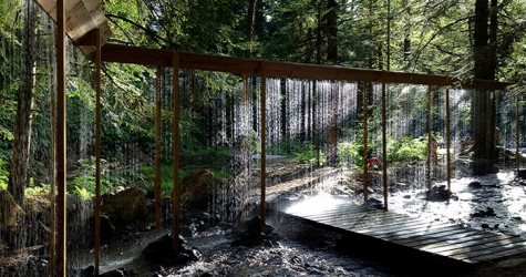 Зигзагообразный водопад Bridal Veil в лесном массиве Франции