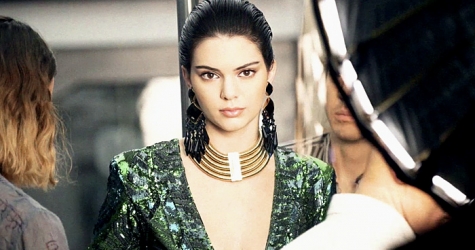 Кендалл Дженнер танцует в метро в видеокампании Balmain x H&M