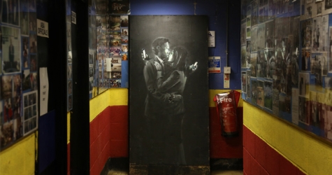 Новое граффити Бэнкси Mobile Lovers будет выставлено в Бристоле