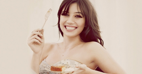 Дэйзи Лоу выпускает кулинарную книгу