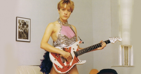 Хлое Севиньи выпускает книгу