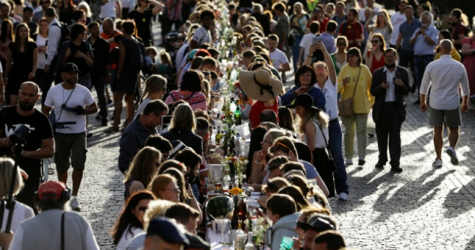 В центре Праги устроили пир в честь прощания с коронавирусом