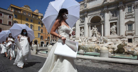 В Риме невесты устроили акцию протеста против отсрочки их браков из-за COVID-19