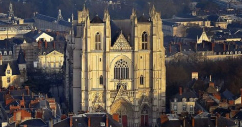 В готическом соборе Святых Петра и Павла во Франции произошел пожар. Причиной может быть поджог