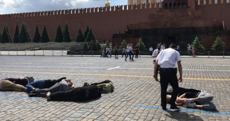 На Красной площади активисты выложили цифры «2036» телами на брусчатке. Их задержали