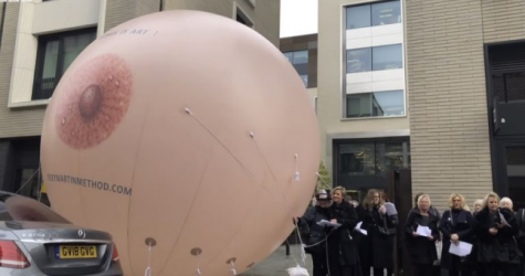 Огромную грудь установили во время протеста против цензуры у главного офиса Facebook