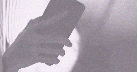 Почему мы следим за бывшими в соцсетях? Отвечает психотерапевт