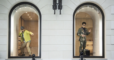 Дерек Зуландер и Гензель МакДональд в витринах Valentino