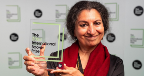 Букеровскую премию 2022 года получила писательница из Индии Гитанджали Шри