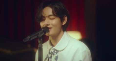 Ви из BTS выпустил кавер на песню «It's Beginning to Look a Lot Like Christmas»