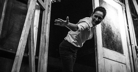 Первые кадры из книги «Гоголь-центра» о жизни за кулисами