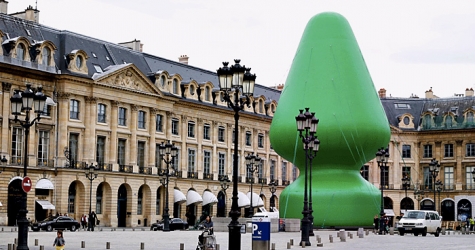 Пол МакКарти установил экстравагантную скульптуру в Париже
