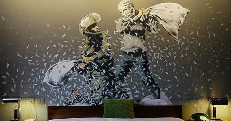 Бэнкси открыл отель на границе Израиля и Палестинской автономии