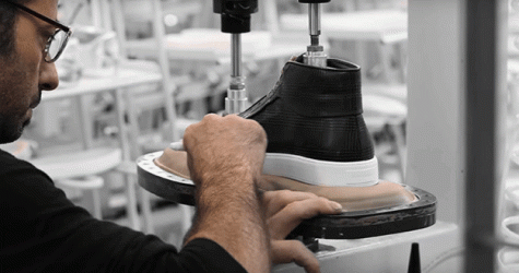 Видео дня: как создаются кеды Dior Homme