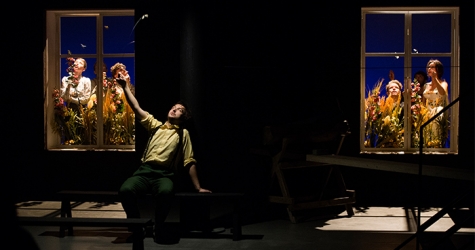 \"На траве двора\": теплый ламповый звук нового спектакля \"Маяковки\"