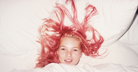 Юрген Теллер и Эд Рушей на выставке о кроватях в современном искусстве