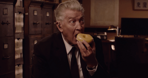 Дэвид Линч ест пончик в тизере нового «Твин Пикса»