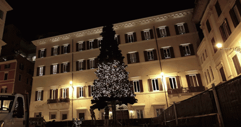 Видео дня: как Valentino украшает Рим