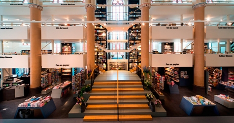 Современный книжный магазин внутри церкви XV века