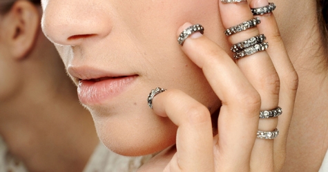 Красота в деталях: макияж будущего на показе Chanel Couture