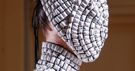 Красота в деталях: маски на показе Maison Martin Margiela Couture
