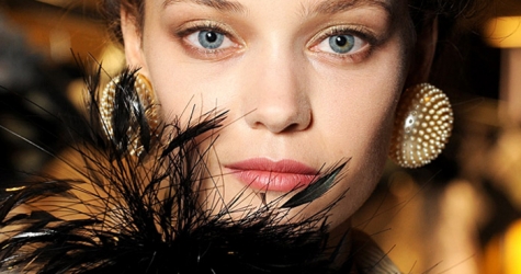 Красота в деталях: облако пудры на показе Armani Privé