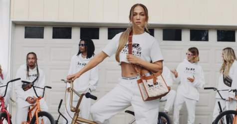 Дженнифер Лопес катается на байке в новой кампании Coach
