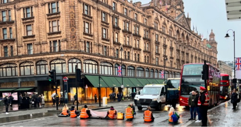Активисты Just Stop Oil залили краской витрины лондонского универмага Harrods
