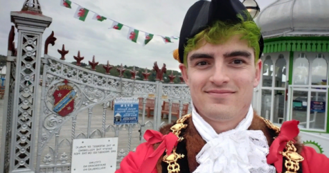 В Уэльсе мэром города впервые в мире стал небинарный человек