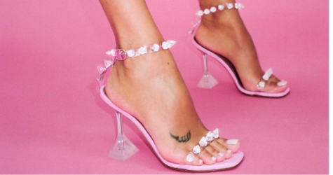 Амина Муадди выпустила розовые босоножки с кристаллами в коллаборации с Swarovski