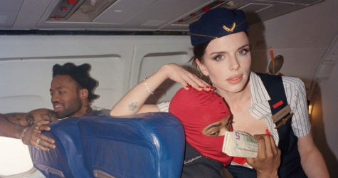 Джулия Фокс в роли бортпроводницы снялась в кампании Supreme