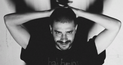 Хаски исполняет психоделический рок в новом сингле Батерса