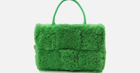 В ЦУМе появилась новая меховая сумка Arco Tote от Bottega Veneta