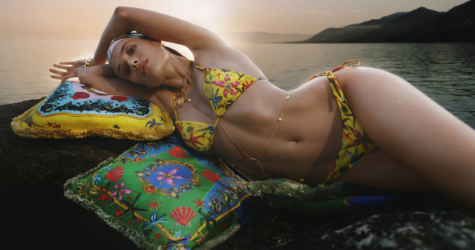 Versace представил новую пляжную коллекцию