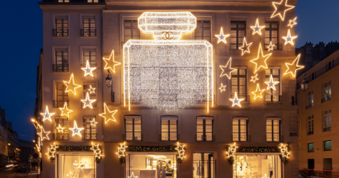 Chanel установил новогоднюю инсталляцию в Париже