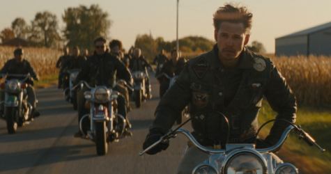 Остин Батлер дерется в баре в трейлере «Байкеров»