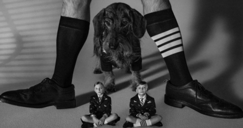 В новой кампании Thom Browne снялись актер из «Белфаста» Джуд Хилл и такса дизайнера