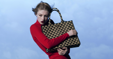 Хантер Шафер снялась в кампании новой сумки Prada Symbole
