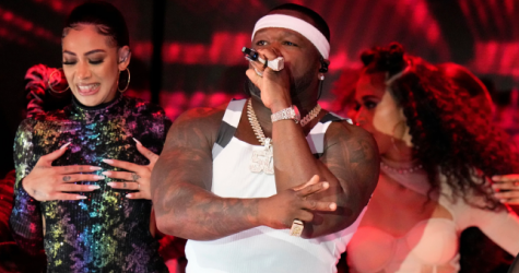 Рэпер 50 Cent случайно ударил поклонницу микрофоном во время концерта