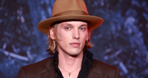 Джейми Кэмпбелл Бауэр из «Очень странных дел» снимется в ремейке «Колдовской доски»