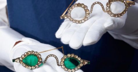 На аукционе Sotheby's выставили очки с линзами из алмазов и изумрудов
