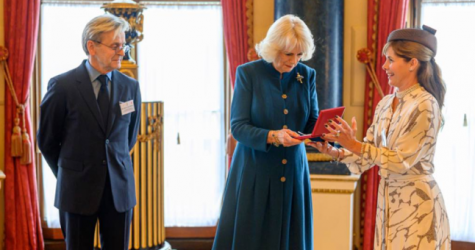 Михаил Барышников получил медаль Королевской академии танца из рук жены Карла III