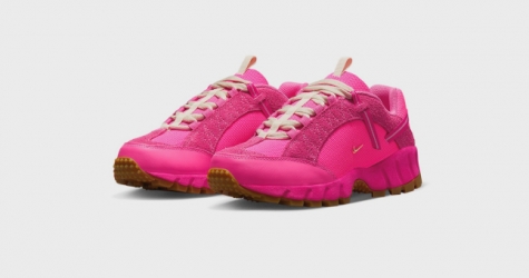 Jacquemus показал кроссовки из коллаборации с Nike в ярко-розовом оттенке