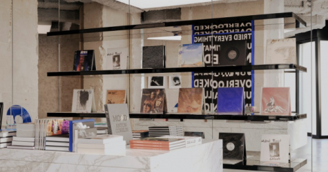 Saint Laurent открыл магазин музыкальных пластинок и книг в Париже