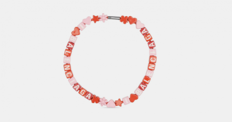 Balenciaga выпустил «игрушечные» украшения из бусин