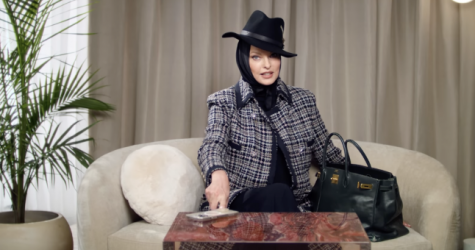 Линда Евангелиста рассказала Vogue, что находится в ее сумке