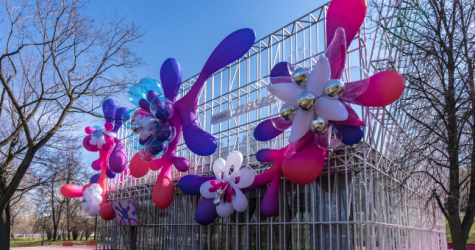На фасаде «Плюс Дачи» в парке Горького появилась инсталляция художницы Саши Фроловой